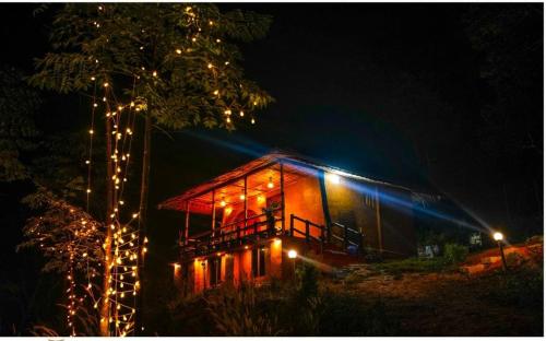ein kleines Haus mit Lichtern in der Nacht in der Unterkunft ANGELSNESTMOUNTAINVIEW in Chegāt