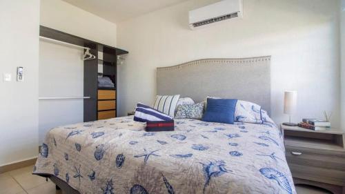Ένα ή περισσότερα κρεβάτια σε δωμάτιο στο Family House with Exclusive Beach Club Access