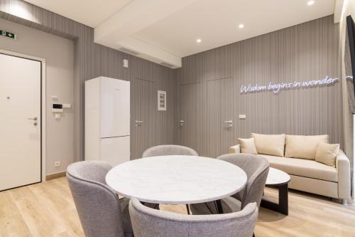 Posezení v ubytování Socrates Fully Equipped Apartments with Unique Design