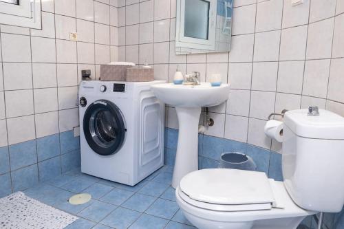 Un baño con lavadora y lavadora. en Pargadise Center, en Parga
