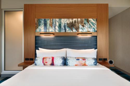 Säng eller sängar i ett rum på Aloft Hillsboro-Beaverton