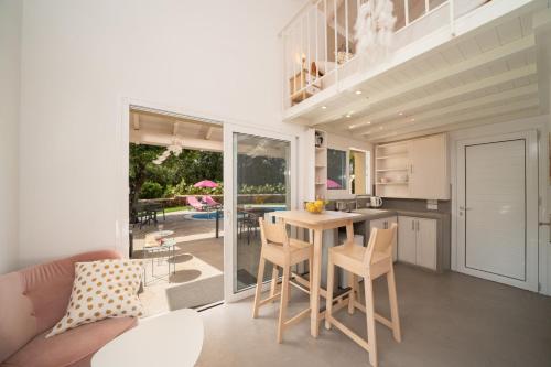 Η κουζίνα ή μικρή κουζίνα στο Koukla Retreat