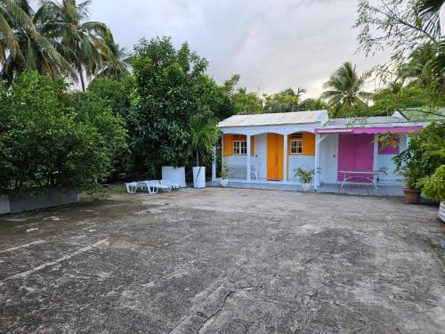 une petite maison orange et rose dans l'établissement Au paradis créole, à Le Moule