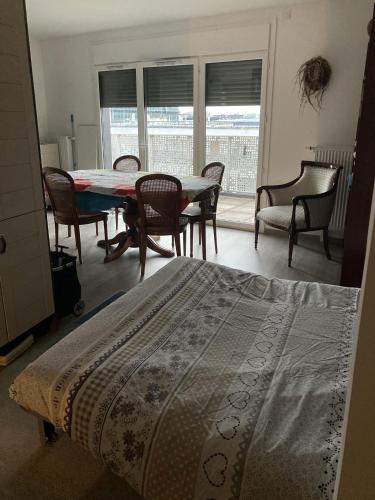 une pièce avec une table et des chaises et une salle à manger dans l'établissement pleyel, à Saint-Denis