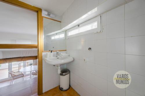 uma casa de banho com um lavatório e uma janela em Fabuloso Atico Doble Altura para 3pax en Chueca em Madrid