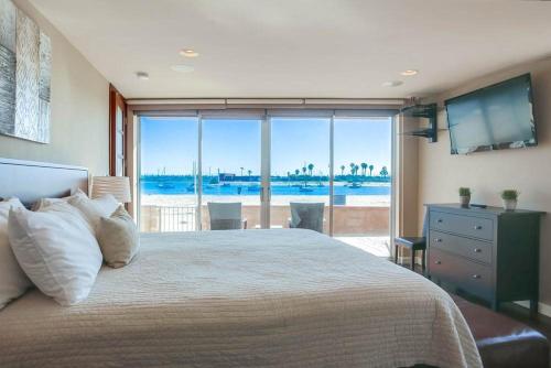 um quarto com uma cama grande e vista para o oceano em Waterfront 2 em San Diego