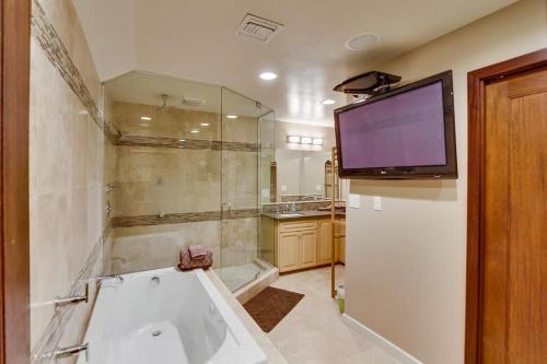 uma casa de banho com banheira e uma televisão na parede em Waterfront 2 em San Diego