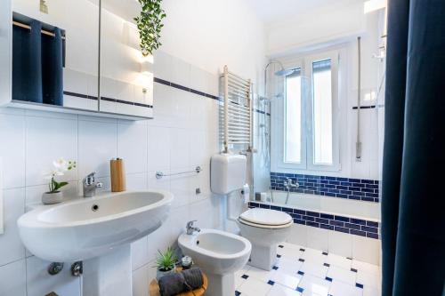 ein weißes Bad mit einem Waschbecken und einem WC in der Unterkunft Appartamento Procaccini - Affitti Brevi Italia in Mailand