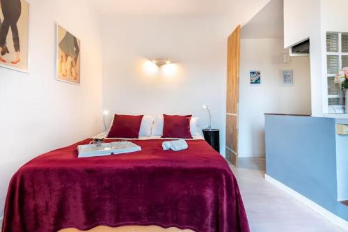 ein Schlafzimmer mit einem großen Bett mit einer roten Decke in der Unterkunft Appartamento Procaccini - Affitti Brevi Italia in Mailand