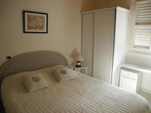 um quarto com uma cama grande e 2 almofadas em Villa ty gwen em Sainte-Anne
