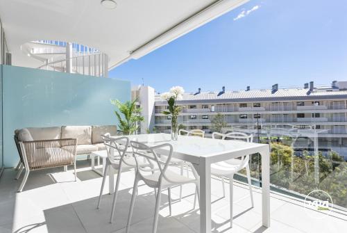 ViVi Homes - Dior Pool, Terrace & Sea View