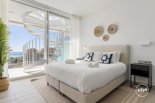1 dormitorio con cama grande y ventana grande en Dior, en Fuengirola