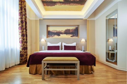 Postel nebo postele na pokoji v ubytování Opera Hotel