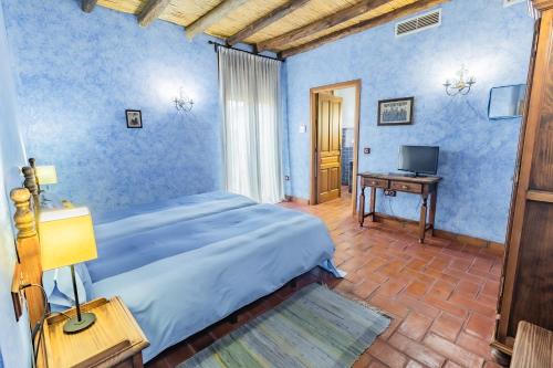A bed or beds in a room at Hotel Rural La Sinforosa