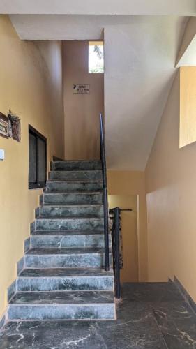 - un escalier dans un bâtiment avec fenêtre dans l'établissement HOTEL VITU SIA CALANGUTE BEACH, à Calangute
