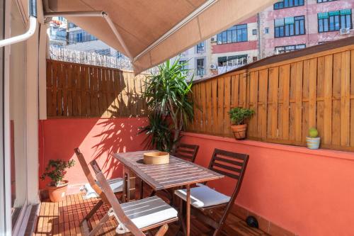 Spacious & Sunny Apartment with Terrace in the city center