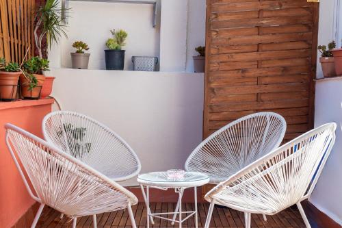 Spacious & Sunny Apartment with Terrace in the city center
