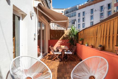 Spacious & Sunny Apartment with Terrace in the city center