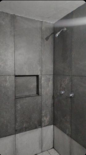 um chuveiro com uma porta de vidro na casa de banho em Lucia em Cidade do México