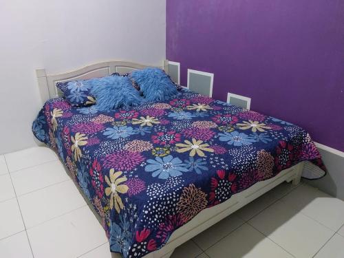 uma cama com dois bichos de peluche em Puteri Homestay Sg Petani em Sungai Petani
