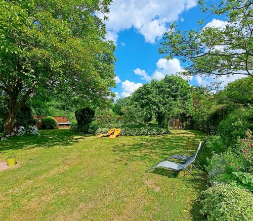 Jardin de l'établissement Cottage l'Atelier, piscine, terrain de loisirs