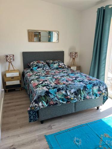 une chambre avec un lit avec un couvre-lit fleuri dans l'établissement Bel appartement T3 Cala Rossa proche mer, à Lecci