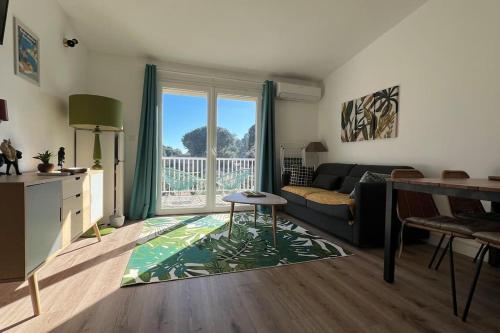 un salon avec un canapé et une table dans l'établissement Bel appartement T3 Cala Rossa proche mer, à Lecci