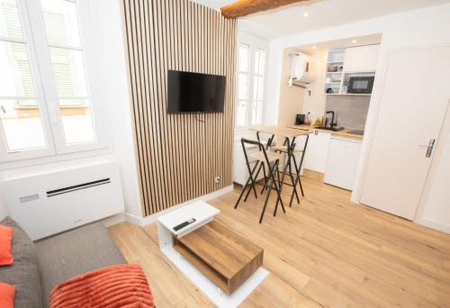 uma sala de estar com um sofá e uma mesa em Cozy studio in Villefranche-sur-Mer em Villefranche-sur-Mer