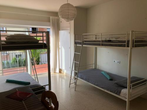 2 beliches num quarto com uma varanda em BBTK Eco-Hostel em Málaga