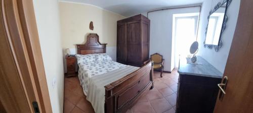 - une chambre avec un lit, une commode et une fenêtre dans l'établissement Casa Vacanze AL TEATRO, à Diano Castello