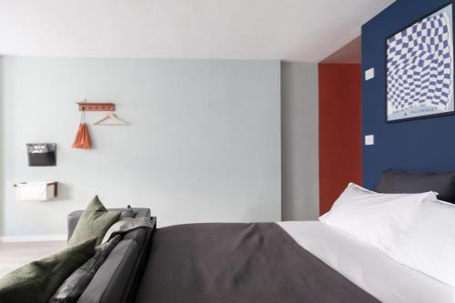 - une chambre dotée d'un lit avec un mur bleu et rouge dans l'établissement Trendy Studio near Notting Hill, à Londres
