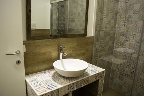 La salle de bains est pourvue d'un lavabo sur un comptoir. dans l'établissement Grazioso bilocale a Santa Teresa di Gallura, à Santa Teresa Gallura