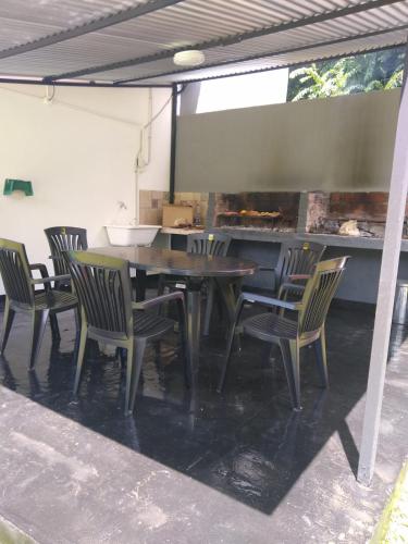 a dining room with a table and chairs at Casa Amplia 5 personas con Jardin y Parrilla in Tigre