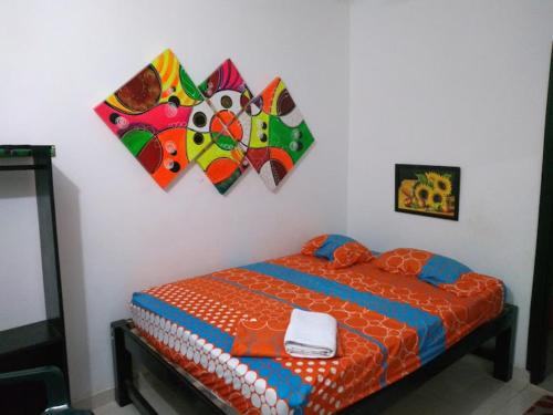 Un pat sau paturi într-o cameră la Hospedaje y parqueadero la Avenida