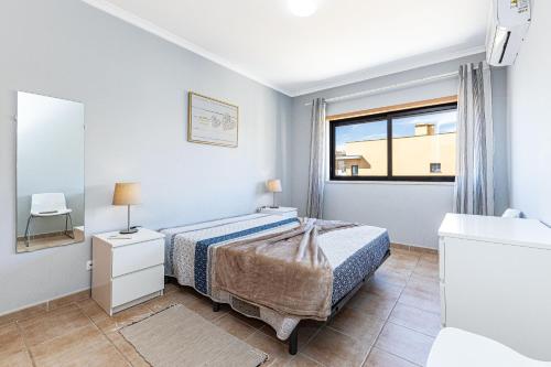 a bedroom with a bed and a window at Mar & Serra ARMACAO DE PERA in Armação de Pêra