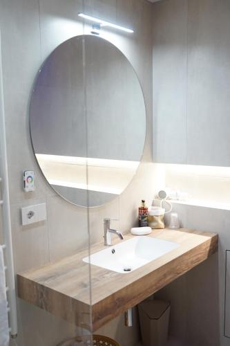 baño con lavabo y espejo grande en Iris Luxury Suite, en Altamura