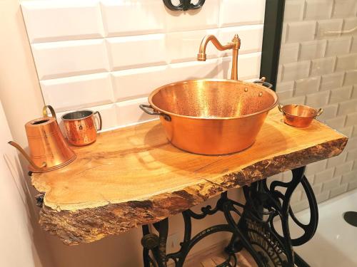 勒皮昂韋萊的住宿－Le Vieux Tacot, stationnement gratuit，浴室内木台面上的铜水槽