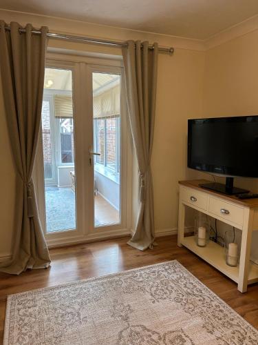 Televisyen dan/atau pusat hiburan di Stylish house centrally located