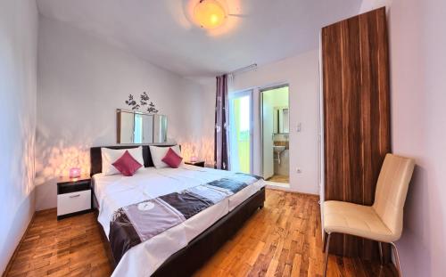 Postel nebo postele na pokoji v ubytování Apartments CVITA Holiday
