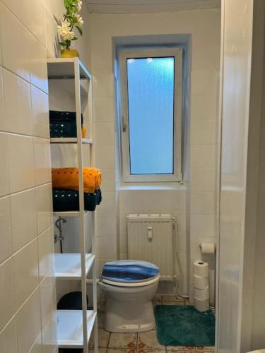 a small bathroom with a toilet and a window at Studio Gospel - Augarten Graz - 29 m² in Graz