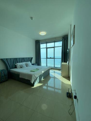 Cama o camas de una habitación en Ocean View Luxury Suites