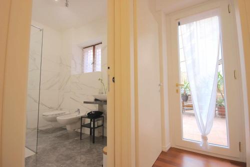 baño con aseo, lavabo y puerta de cristal en Case VR Holiday VG12, en Verona