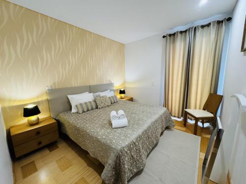 ヴィラモウラにあるMarina Vilamoura Aquamar 320 by Vilamoura Sunのベッドルーム1室(ベッド1台、タオル2枚付)