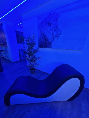 une chambre bleue avec un canapé et une plante dans l'établissement Sierra loft vip, à Prado del Rey