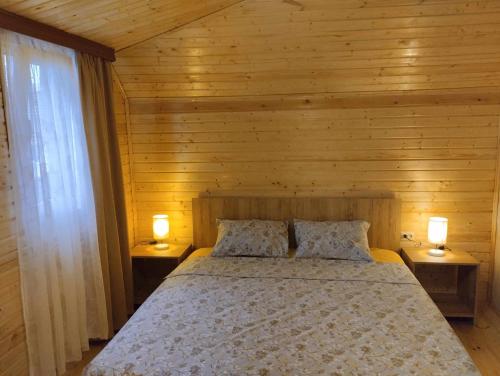 una camera con un letto con due lampade su due tavoli di Guest house number 1 a Batumi
