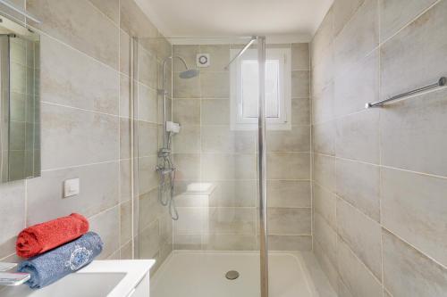 a bathroom with a shower and a sink at Cocon apaisant pour un sejour pres de la plage in Le Guilvinec