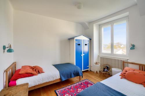 Ένα ή περισσότερα κρεβάτια σε δωμάτιο στο 350m de la plage - meublé 4 étoiles pour 8 avec jardin