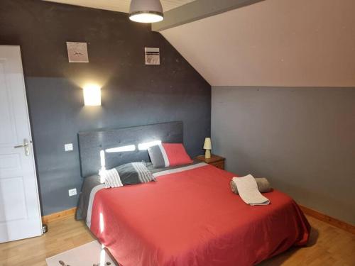ein Schlafzimmer mit einem großen roten Bett in einem Zimmer in der Unterkunft Très belle maison entre Lacs et Montagnes in La Biolle