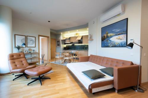 sala de estar con sofá y comedor en 2 Bedroom Apt, 2 Garage Spots & Balconies, Self Check-in, by Cohost, en Druskininkai