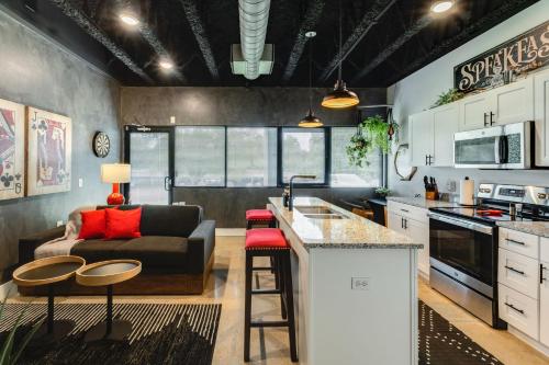 Dapur atau dapur kecil di NEW Studio with 2 Beds 7 mins to Broadway